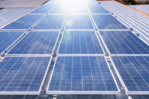 Güneş enerjisi sistemleri - Güneş paneliyle enerji üreten tasarım. Yenilenebilir enerji kaynaklarına dair modern ve sürdürülebilir çözümler.