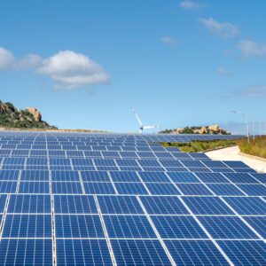 Çatıya kurulu güneş panelleriyle temiz enerji