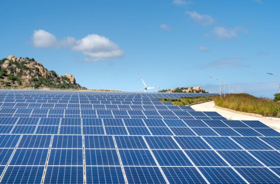 Çatıya kurulu güneş panelleriyle temiz enerji