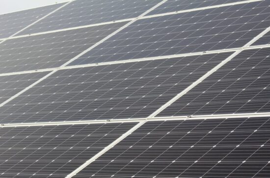 Çatıda kurulu güneş panelleriyle temiz enerji üretimi